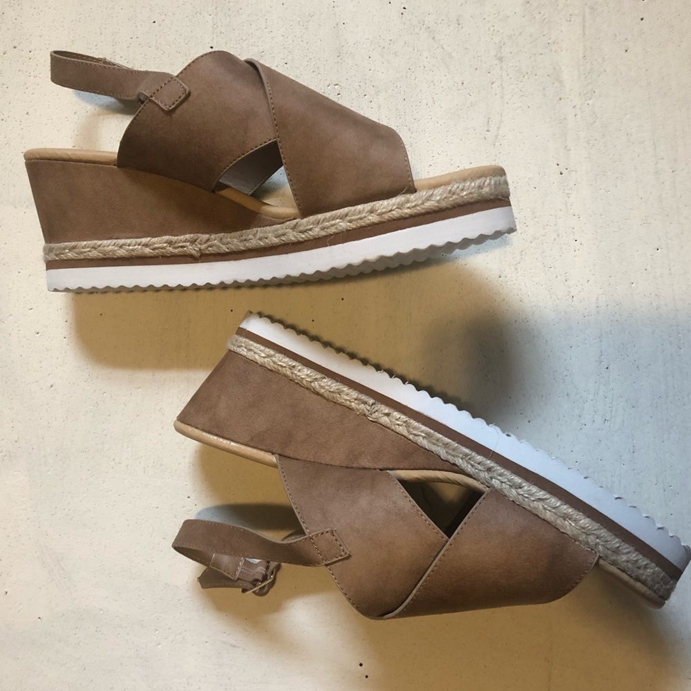 NWOT Diba Platform Wedge Sandal